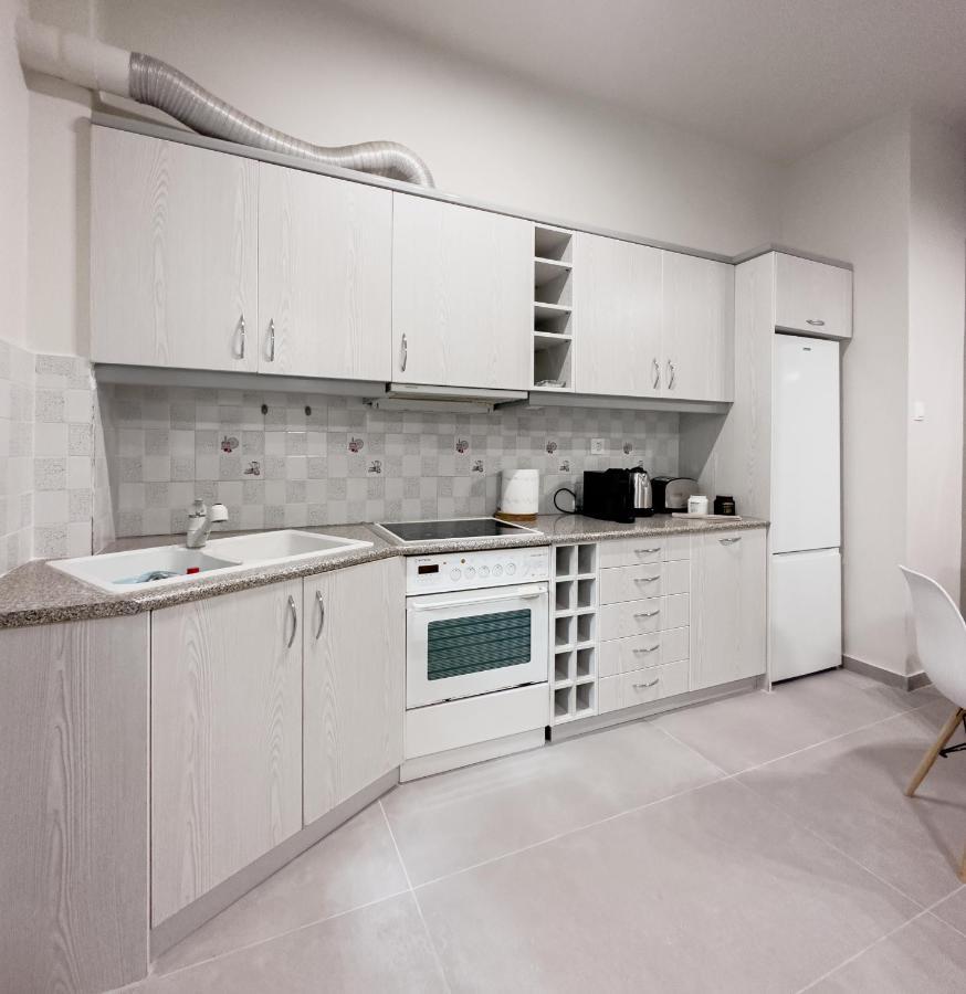 Metro Chic Haven: Modernized Urban Studio Near The Tram Atena Exterior foto