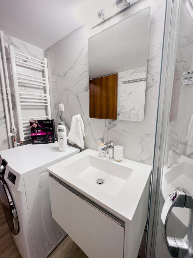 Metro Chic Haven: Modernized Urban Studio Near The Tram Atena Exterior foto